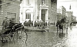 calle San Martin y CordobaBanco Provincia. ano 1916. Desborde arroyo Las Chacras. Lic. Angel Somma