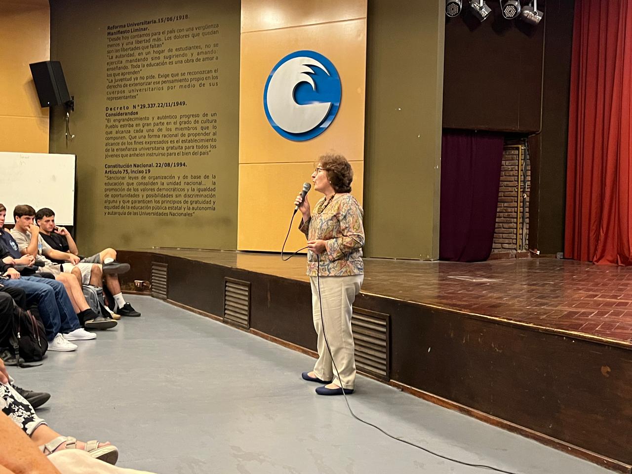 La decana, Esther Castro, dando la charla