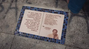 Placa colocada por COSITMECOS (Confederación Sindical de Trabajadores de los Medios de Comunicación Social y Audiovisual de la República Argentina) el 25/03/2024 en Luro 3490, lugar donde fue secuestrado Amílcar Gonzalez, en conmemoracion al Dia del Trabajador de Prensa. Foto: Sindicato de Prensa Mar del Plata.